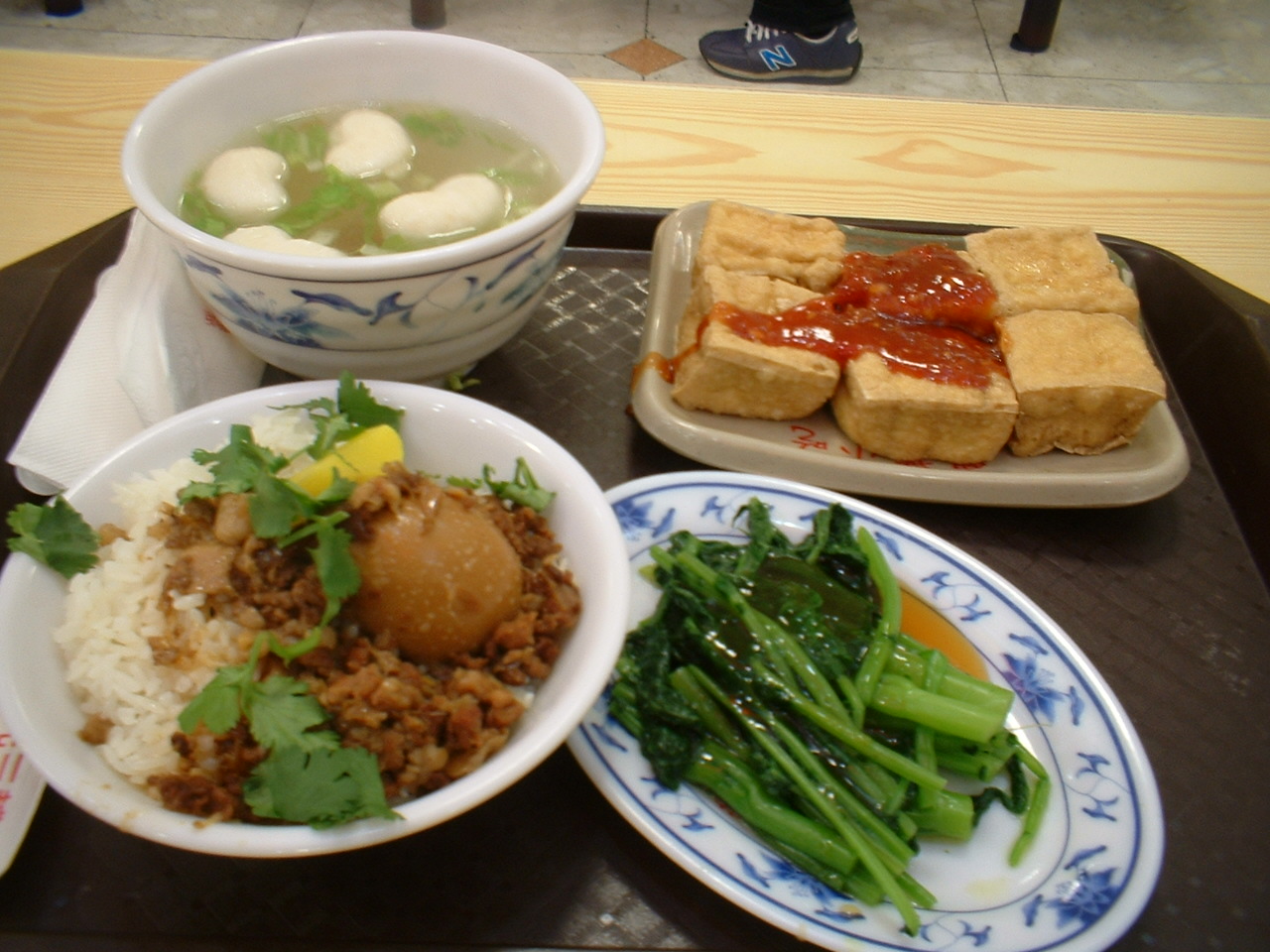 魯肉飯・貢丸湯・炸豆腐・青菜